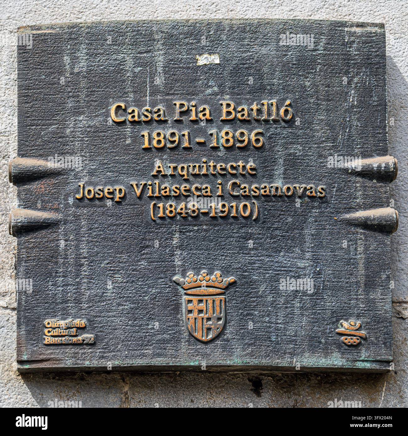 Barcelone, Espagne – 15 avril 2024 : Plaque commémorative marquant la Casa Pia Batlló, conçue par l'architecte Josep Vilaseca i Casanovas et honorée par Banque D'Images