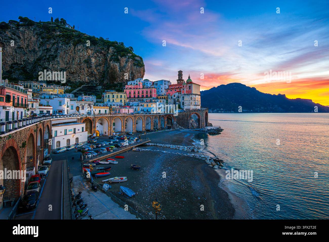 Atrani, Italie : Lumières du matin sur le village accroché aux falaises de la côte amalfitaine, Campanie, destination de voyage en Europe Banque D'Images