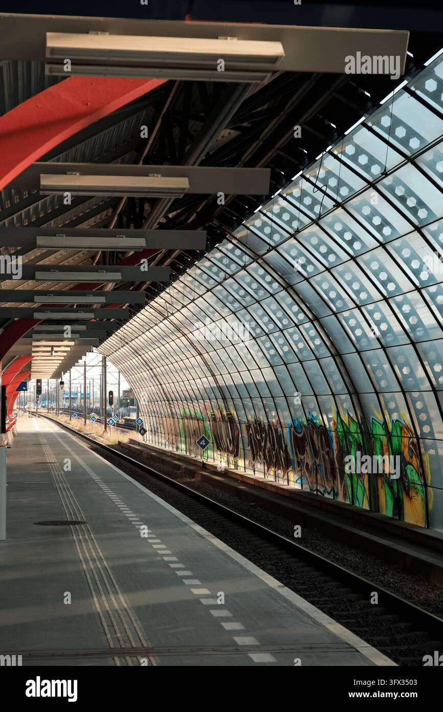 Amsterdam, Pays-Bas – 20 octobre 2026 : Une plateforme vide de la gare NS Amsterdam RAI Banque D'Images