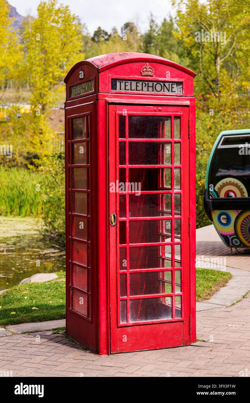 Cabine téléphonique anglaise rouge ancienne ; Heritage Plaza ; Mountain Village ; Telluride ; Colorado ; États-Unis Banque D'Images