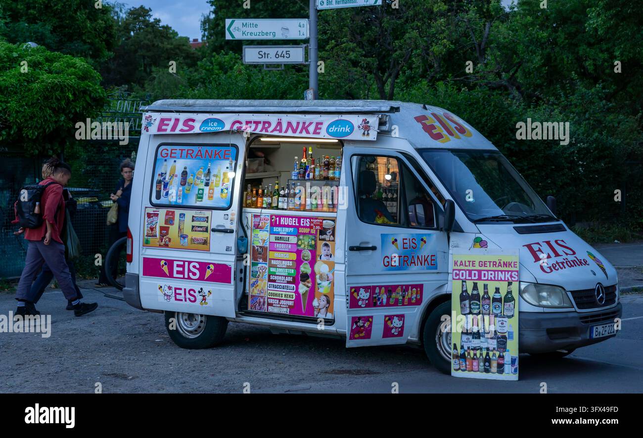 Un camion de glaces et de boissons opère près du Tempelhofer Feld à Berlin, en Allemagne, pendant l'heure bleue d'un soir d'été. Street Food, Petite entreprise. Banque D'Images