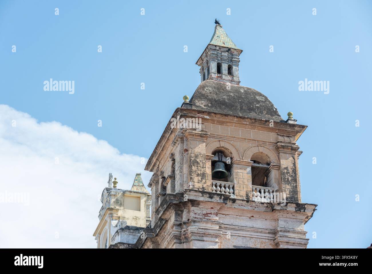 Détails du clocher de la cathédrale de San Juan contre un ciel bleu Banque D'Images