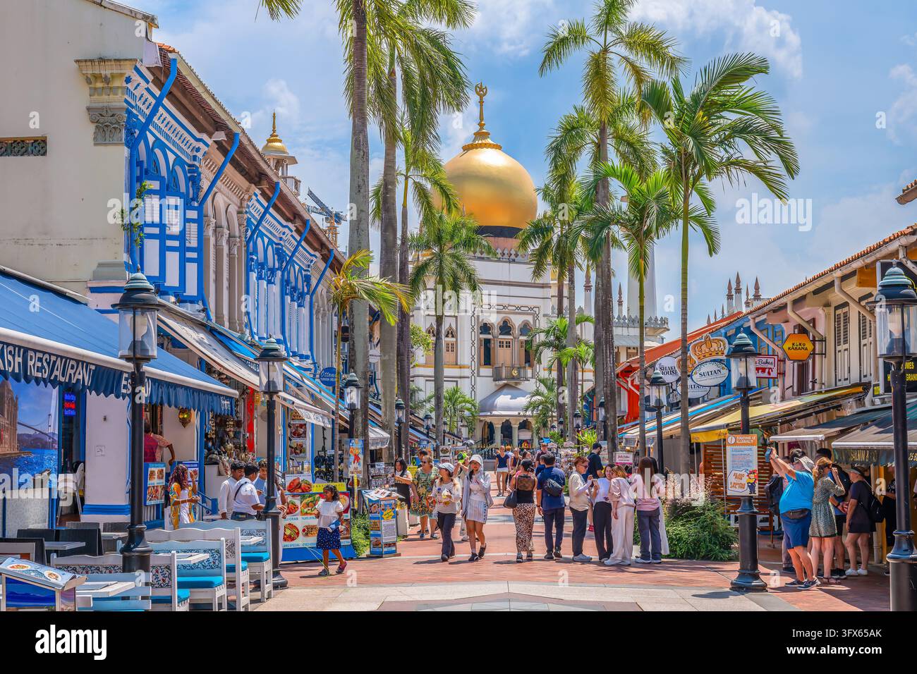 Singapour - 27 juin 2026 : Vue le long de Bussorah Street vers le dôme doré de la mosquée du Sultan à Kampong Gelam, Singapour, avec une boutique du patrimoine colorée Banque D'Images