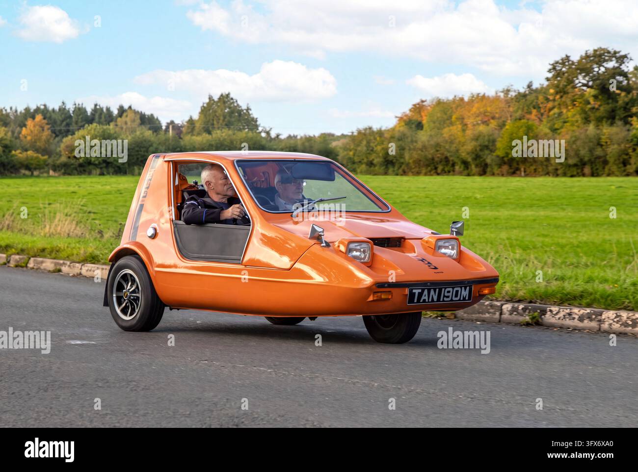 Orange Bond Petrol 700 cc, microcar britannique à deux places et trois roues de 1970 et 1974. Une carrosserie en fibre de verre en forme de coin, avec une capote relevable. Banque D'Images