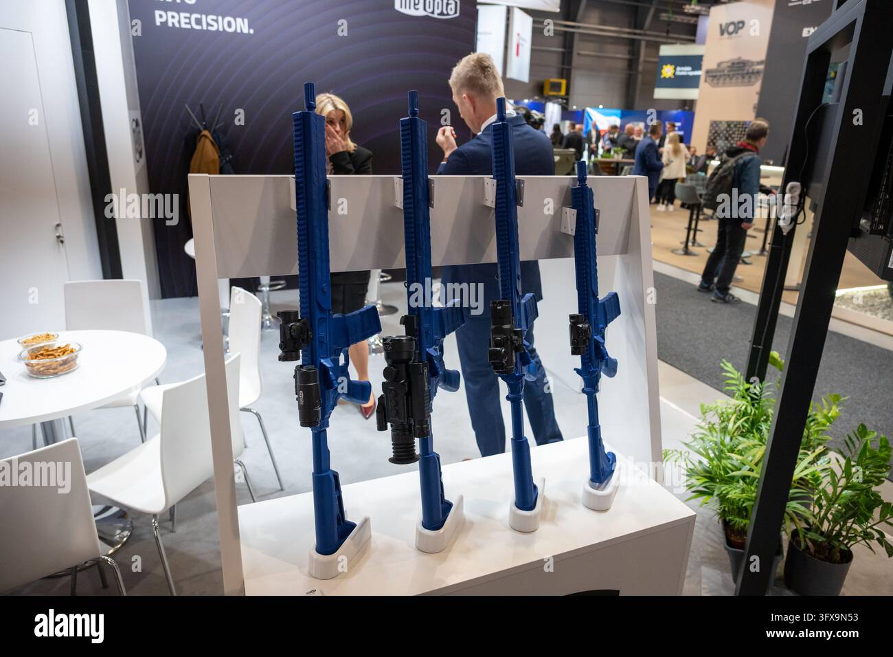 Modèles d'affichage de fusils bleus équipés de viseurs optiques présentés lors d'une exposition de technologies de défense pendant le Future Forces Forum 2026. Banque D'Images