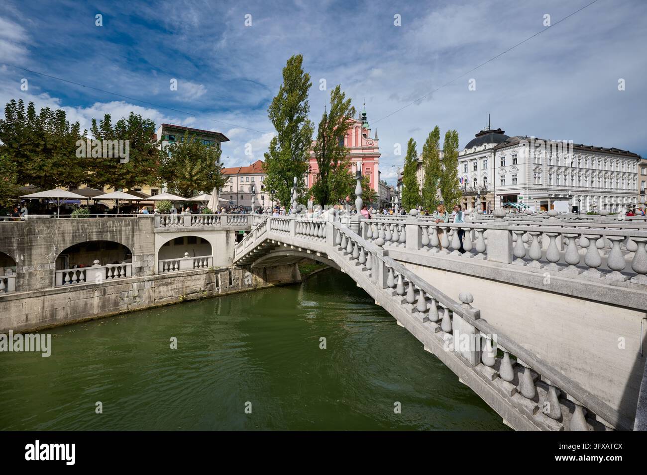 Historische Bruecken, Tromostovje Bruecke über den Fluss Ljubljanica mit der Franziskanerkirche Mariä Verkündigung und Presernov Platz, Preserenplatz, Banque D'Images