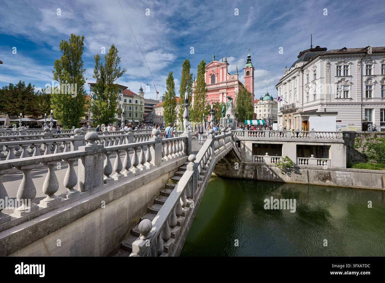 Historische Bruecken, Tromostovje Bruecke über den Fluss Ljubljanica mit der Franziskanerkirche Mariä Verkündigung und Presernov Platz, Preserenplatz, Banque D'Images