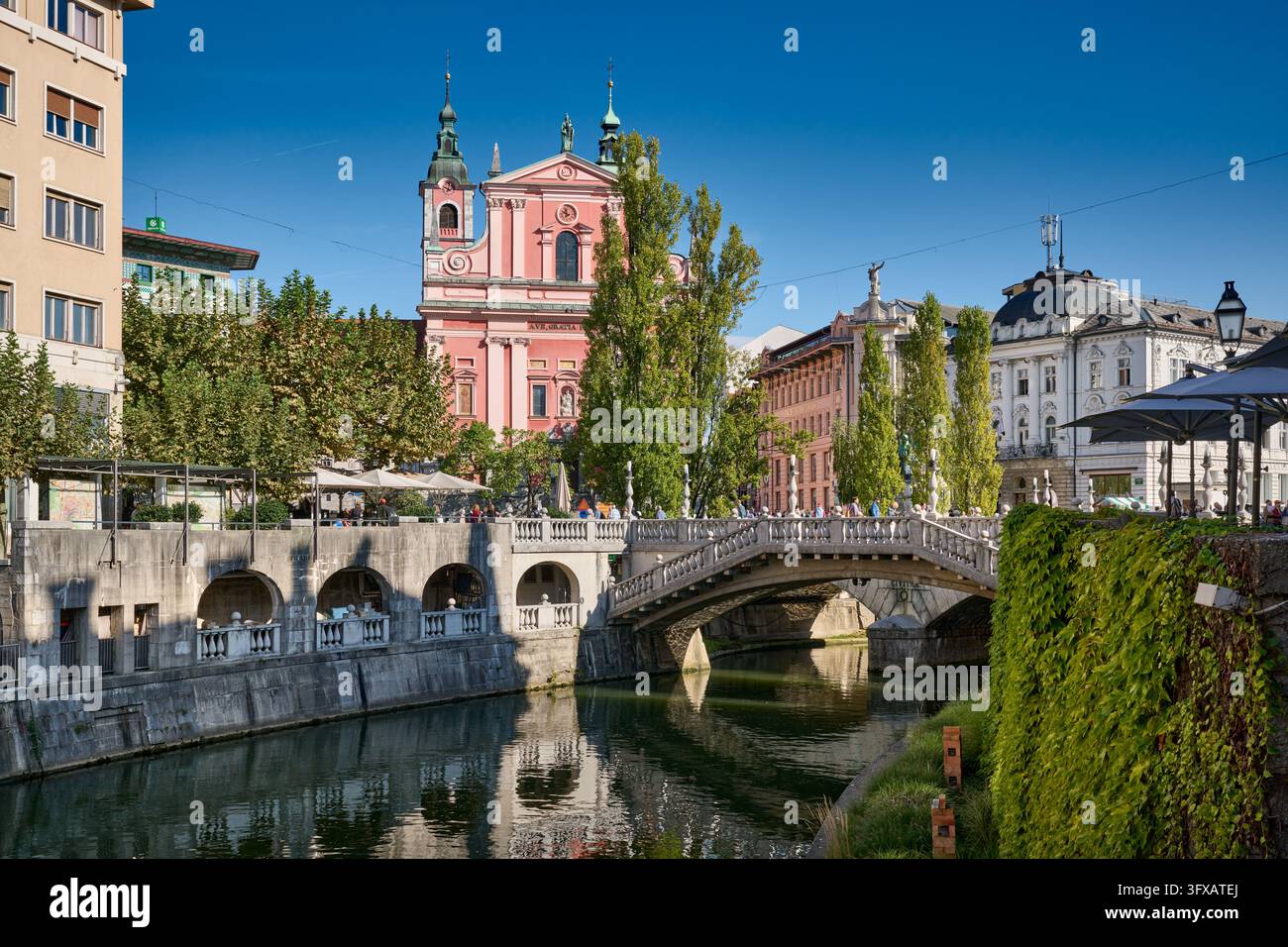 Historische Bruecken, Tromostovje Bruecke über den Fluss Ljubljanica mit der Franziskanerkirche Mariä Verkündigung und Presernov Platz, Preserenplatz, Banque D'Images