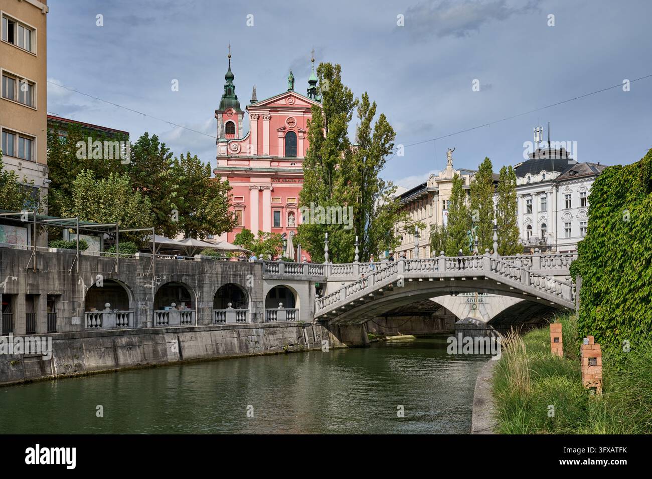 Historische Bruecken, Tromostovje Bruecke über den Fluss Ljubljanica mit der Franziskanerkirche Mariä Verkündigung und Presernov Platz, Preserenplatz, Banque D'Images