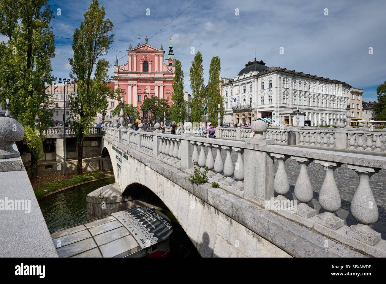 Historische Bruecken, Tromostovje Bruecke über den Fluss Ljubljanica mit der Franziskanerkirche Mariä Verkündigung und Presernov Platz, Preserenplatz, Banque D'Images