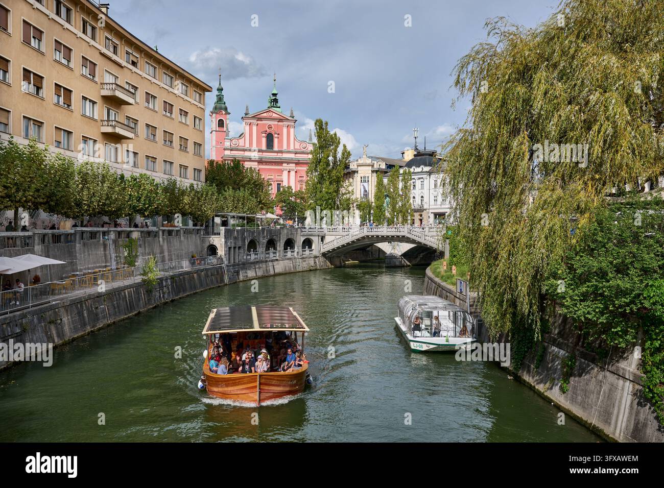 Historische Bruecken, Tromostovje Bruecke über den Fluss Ljubljanica mit der Franziskanerkirche Mariä Verkündigung und Presernov Platz, Preserenplatz, Banque D'Images