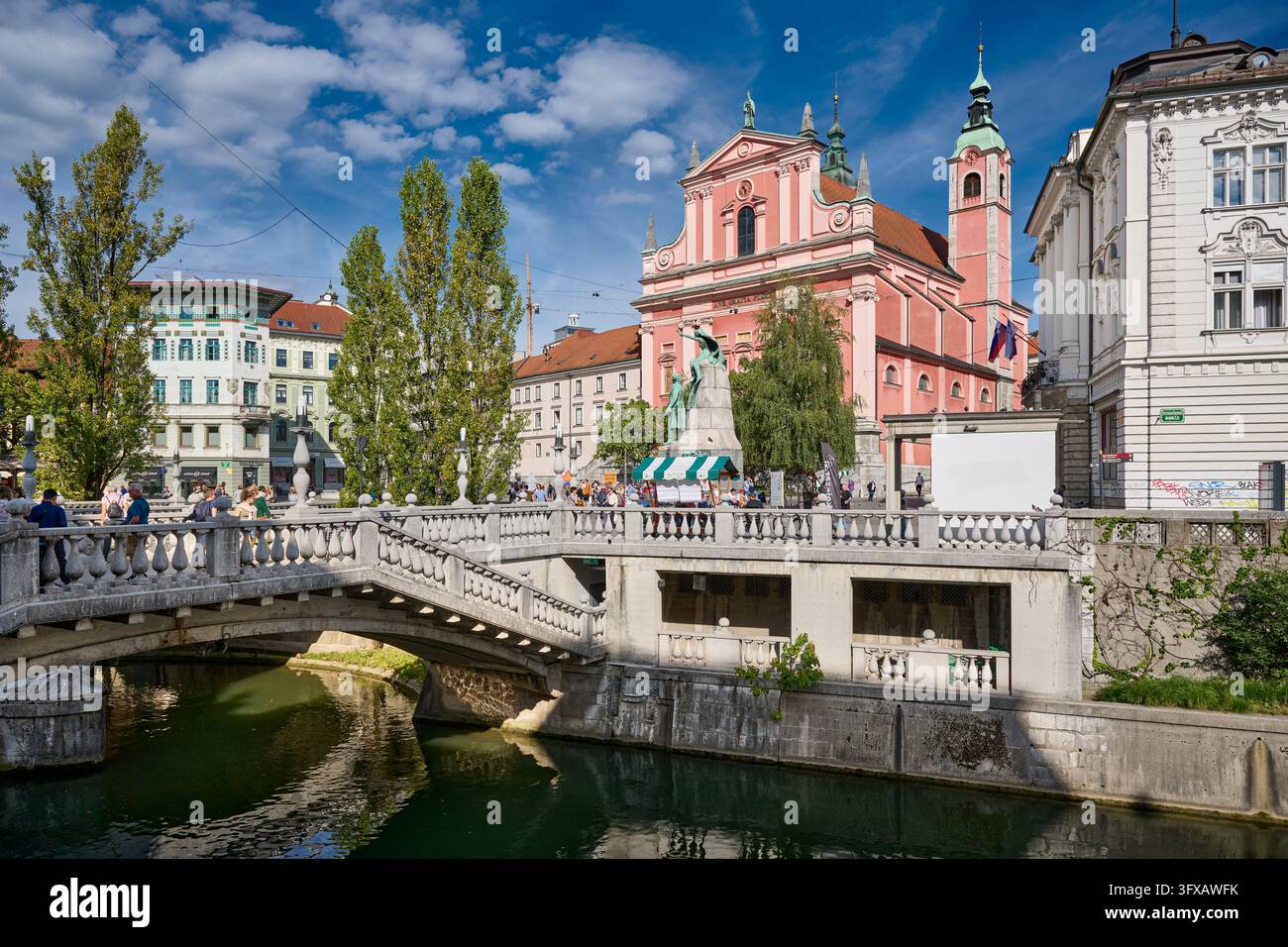 Historische Bruecken, Tromostovje Bruecke über den Fluss Ljubljanica mit der Franziskanerkirche Mariä Verkündigung und Presernov Platz, Preserenplatz, Banque D'Images