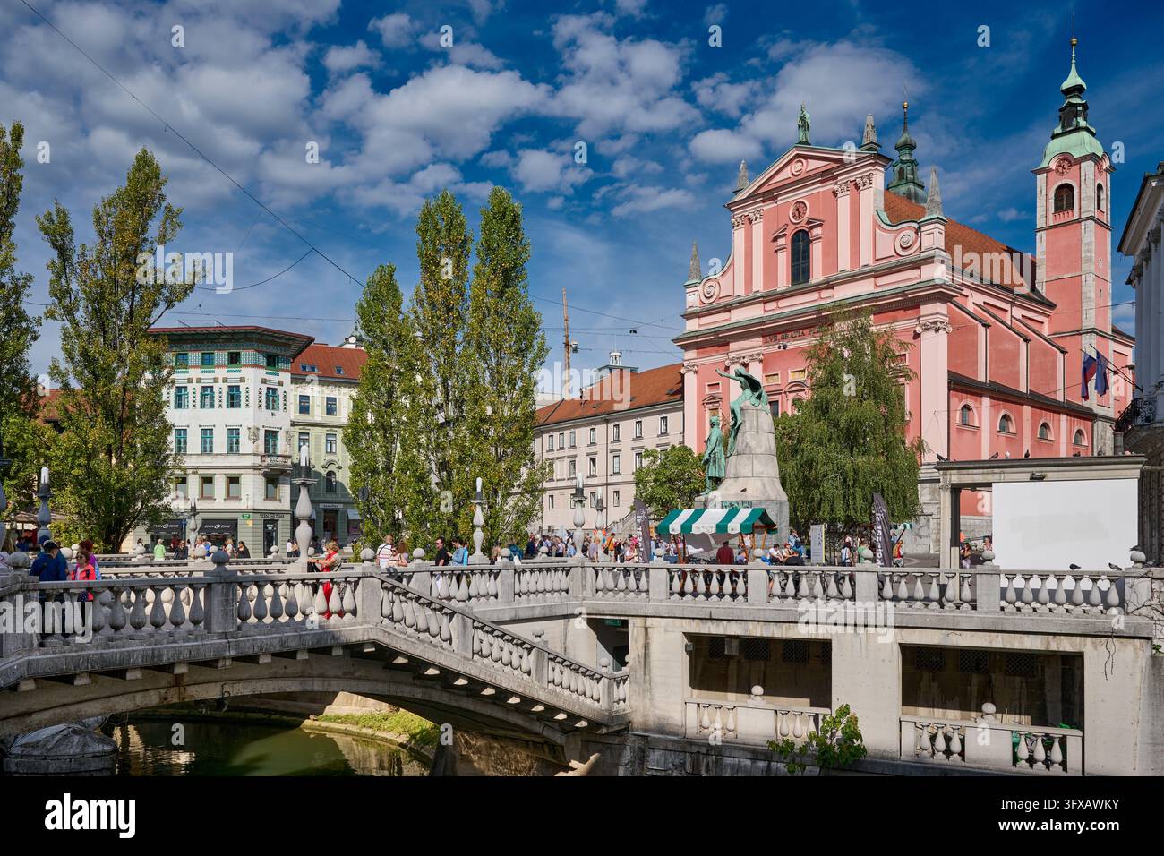 Historische Bruecken, Tromostovje Bruecke über den Fluss Ljubljanica mit der Franziskanerkirche Mariä Verkündigung und Presernov Platz, Preserenplatz, Banque D'Images