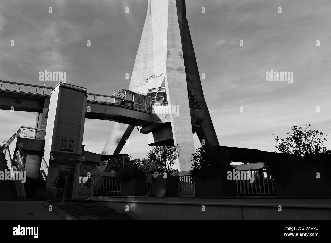 Vue en noir et blanc à faible angle de la base de la tour Avala, une tour de télévision en béton et en acier avec une passerelle surélevée, mont Avala, Belgrade, Serbie Banque D'Images