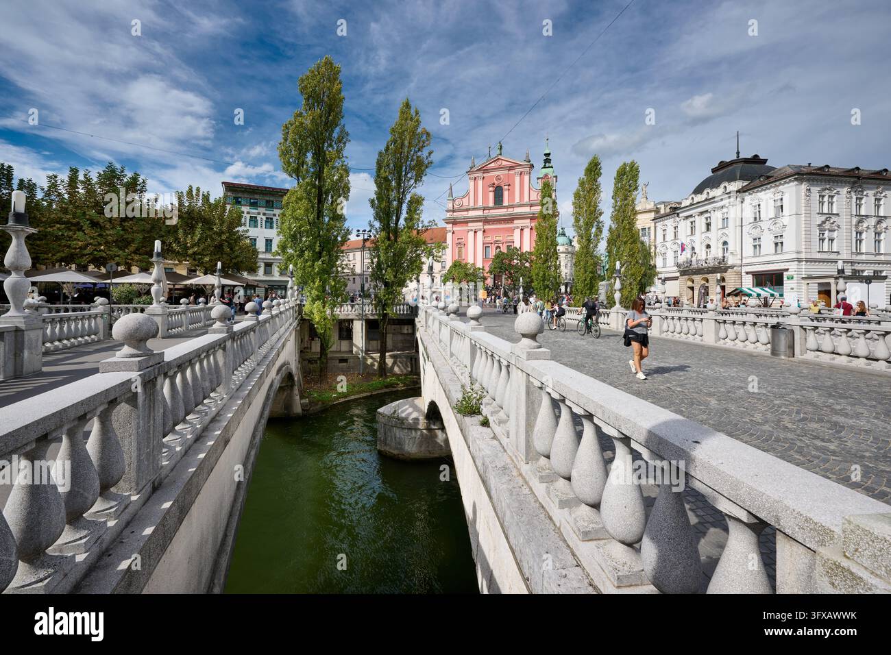Historische Bruecken, Tromostovje Bruecke über den Fluss Ljubljanica mit der Franziskanerkirche Mariä Verkündigung und Presernov Platz, Preserenplatz, Banque D'Images