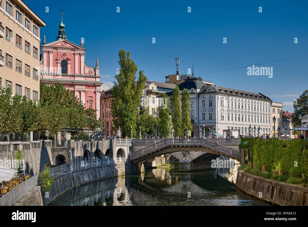 Historische Bruecken, Tromostovje Bruecke über den Fluss Ljubljanica mit der Franziskanerkirche Mariä Verkündigung und Presernov Platz, Preserenplatz, Banque D'Images