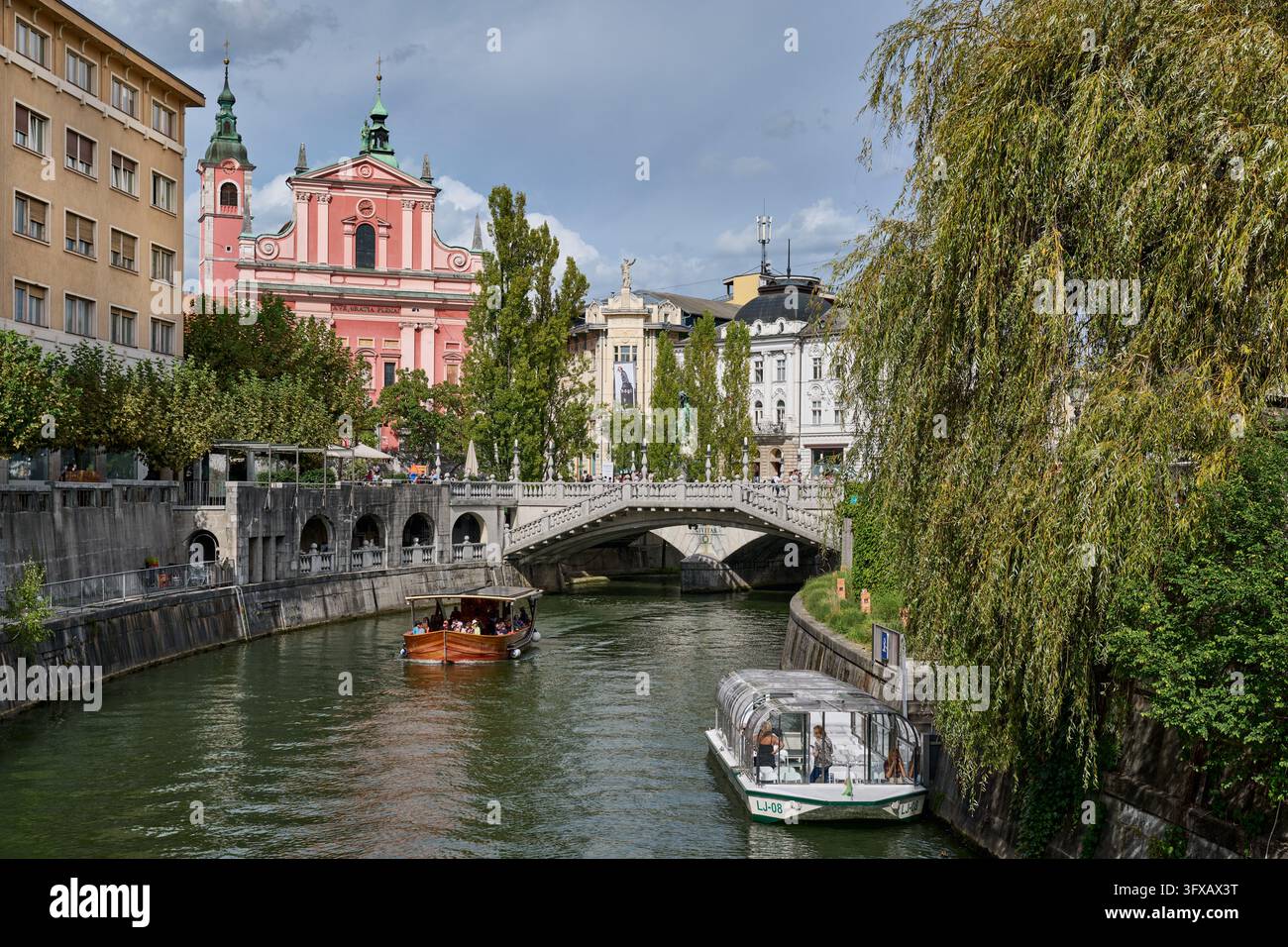 Historische Bruecken, Tromostovje Bruecke über den Fluss Ljubljanica mit der Franziskanerkirche Mariä Verkündigung und Presernov Platz, Preserenplatz, Banque D'Images