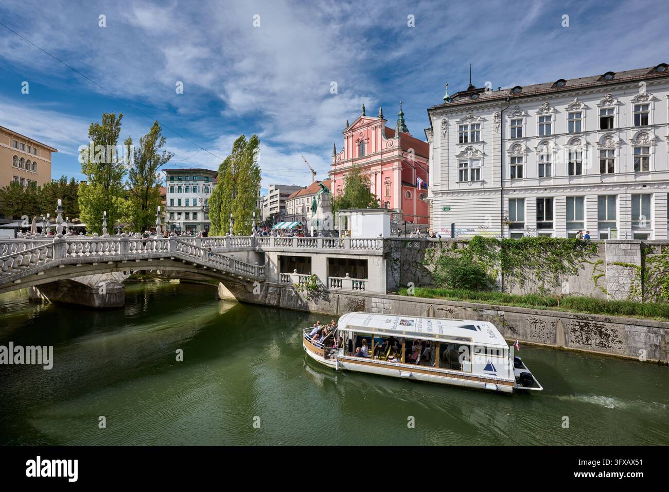 Historische Bruecken, Tromostovje Bruecke über den Fluss Ljubljanica mit der Franziskanerkirche Mariä Verkündigung und Presernov Platz, Preserenplatz, Banque D'Images