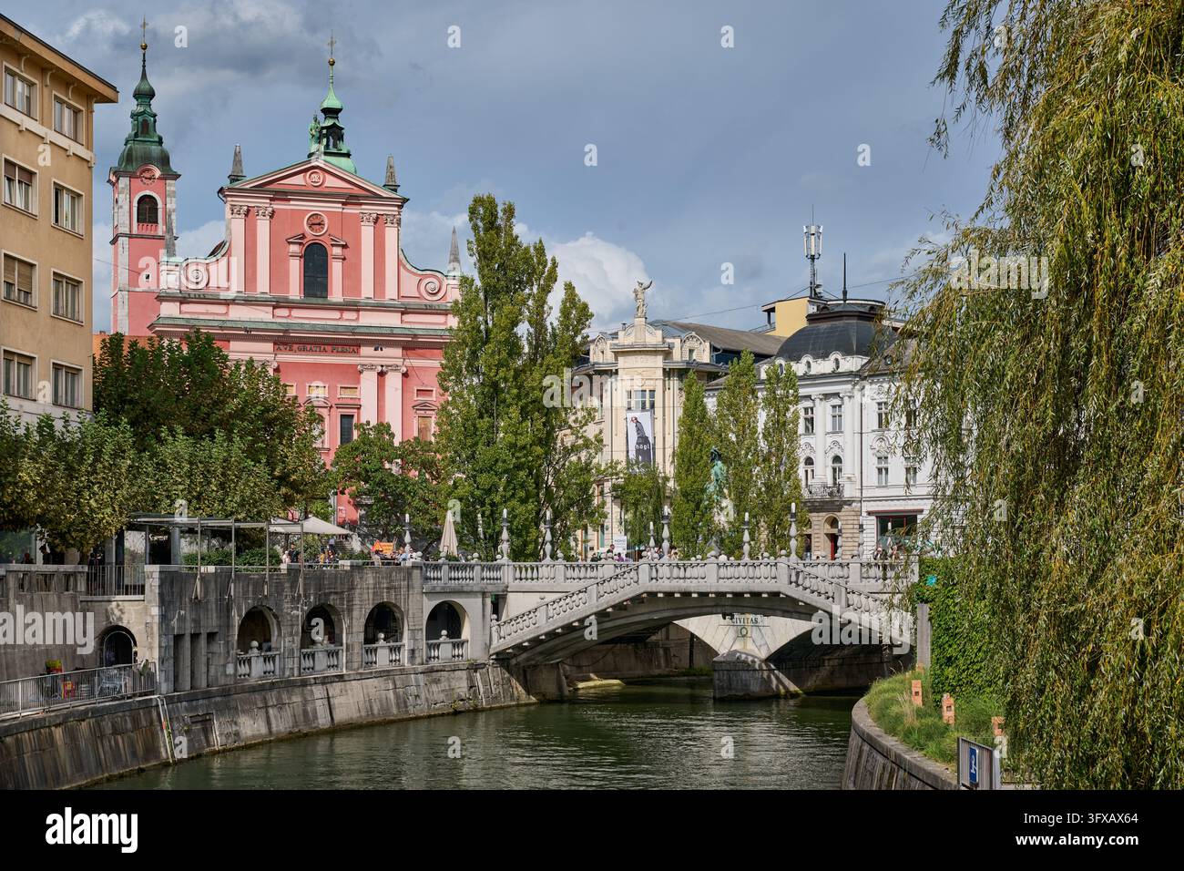 Historische Bruecken, Tromostovje Bruecke über den Fluss Ljubljanica mit der Franziskanerkirche Mariä Verkündigung und Presernov Platz, Preserenplatz, Banque D'Images