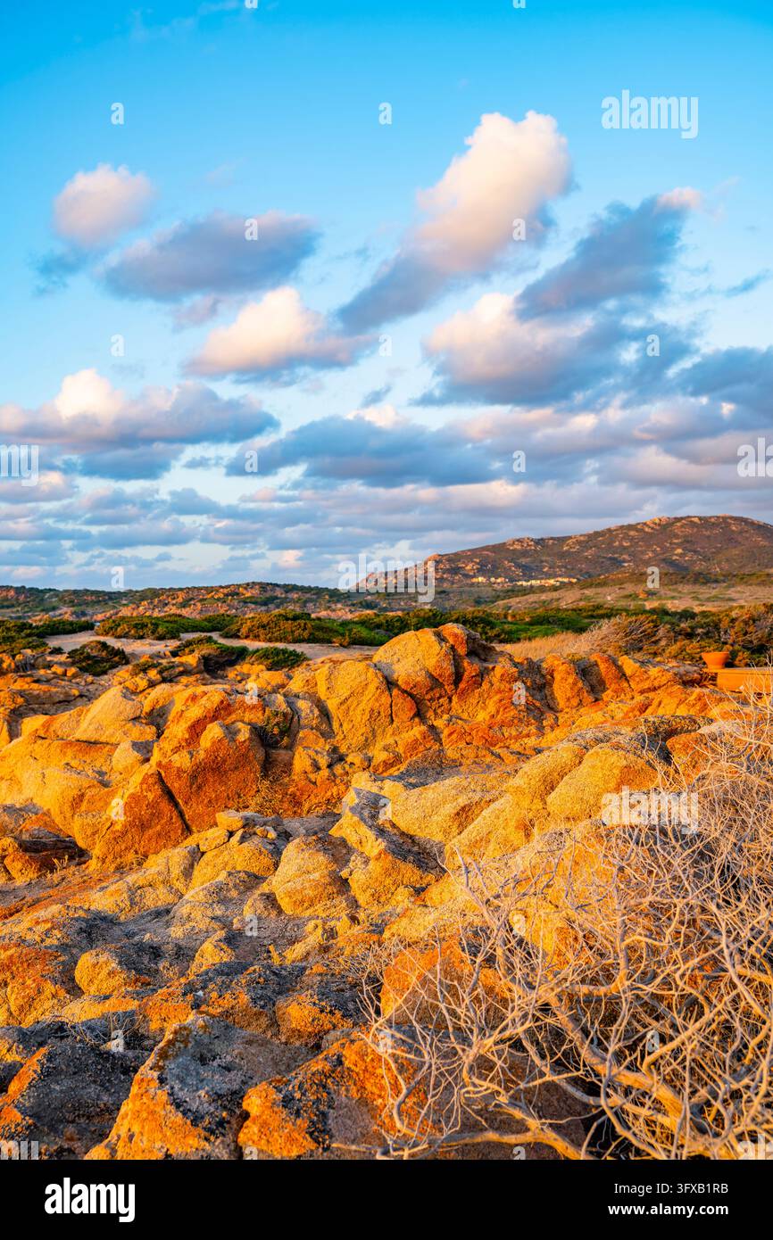 Atmosphère vespérale avec des nuages sur le paysage de la côte de Marinedda par une journée ensoleillée, Sardaigne, Italie, Europe Banque D'Images
