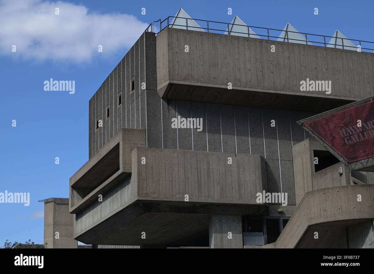 Terrasses en béton brutaliste de la Hayward Gallery sous un ciel bleu, Southbank Centre, Londres, Royaume-Uni, 5 septembre 2026 Banque D'Images