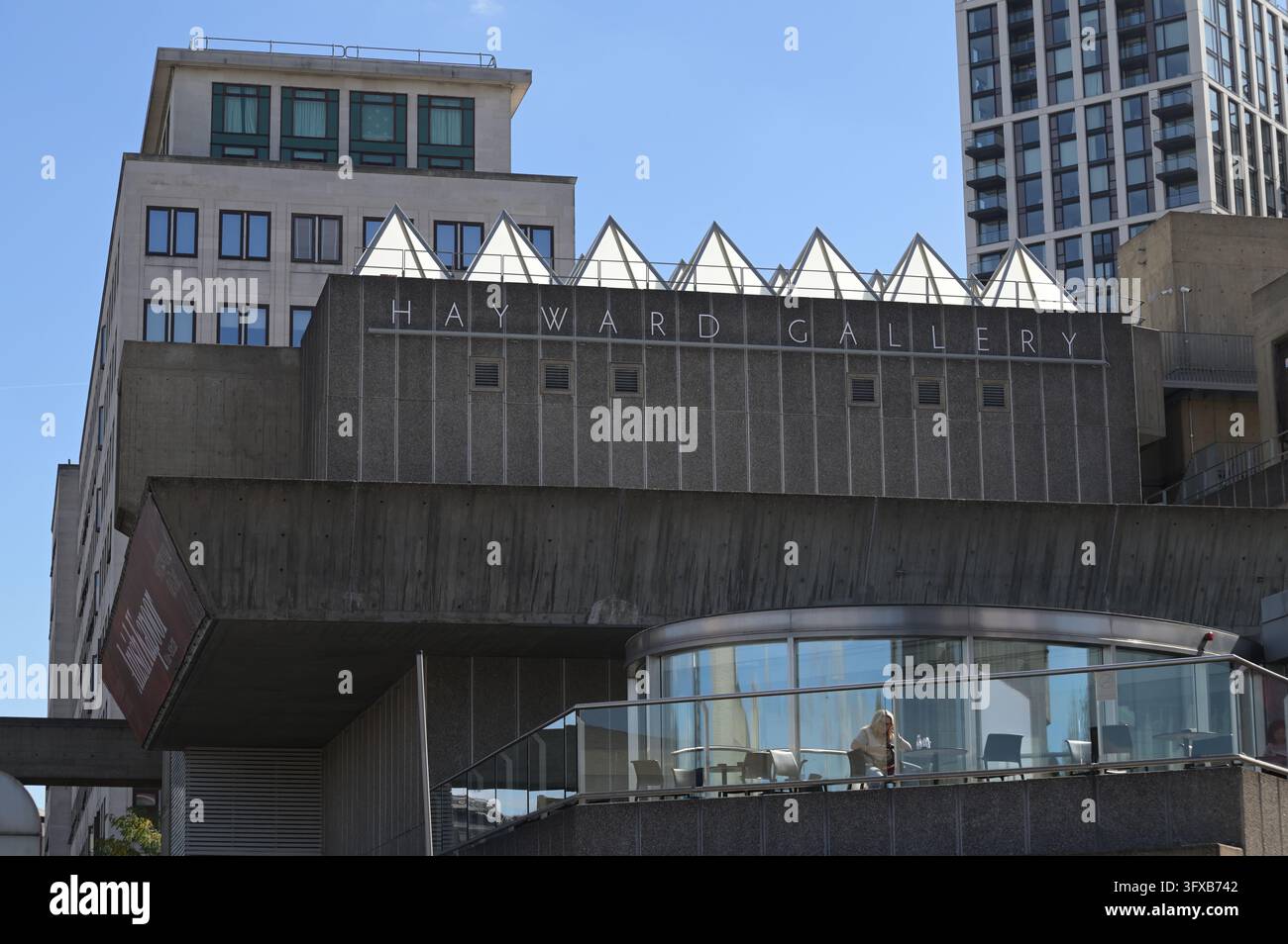 Façade de la Hayward Gallery avec lettrage et lucarnes pyramidales, Southbank Centre, Londres, Royaume-Uni, 5 septembre 2026 Banque D'Images
