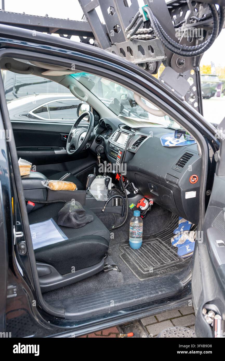 Intérieur de cabine d’un Toyota Hilux avec équipement radio et joysticks de contrôle au Future Forces Forum 2026. Prague, République tchèque, 21 octobre 2026. Banque D'Images