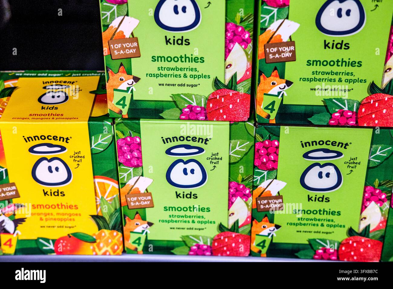 Londres, Royaume-Uni, 22 octobre 2026, Gros plan de multipacks d'Innocent Kids Smoothies, saveurs fraise, framboise et pomme Banque D'Images