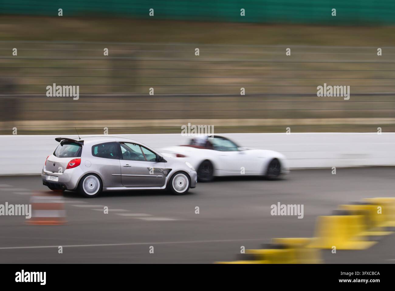 Renault Clio RS argenté en course sur le circuit de Linas-Montlhery près de Paris, prise de vue avec flou de mouvement en panoramique Banque D'Images