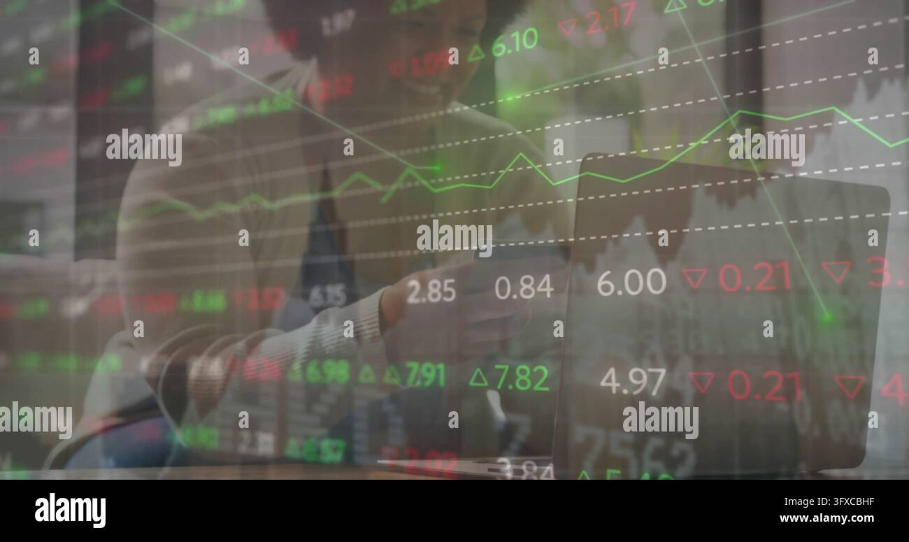Femme mi-adulte pointant du doigt en cardigan par-dessus une chemise, analysant un ordinateur portable à une table de bureau, superposition de marché. Finance, analyse, collaboration, tableau de bord, données Banque D'Images