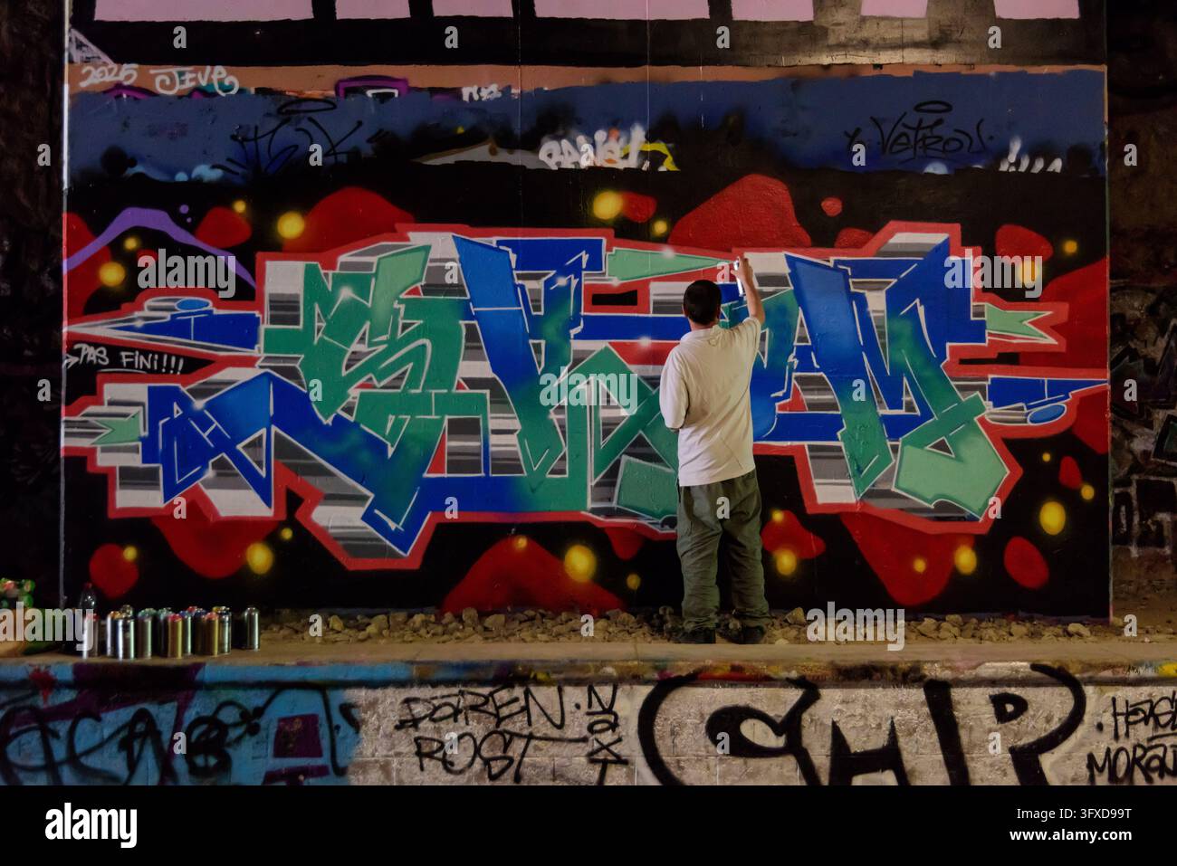 Paris, ancienne ligne de chemin de fer Petite Ceinture, artiste de graff // Paris, ancienne ligne ferroviaire Petite Ceinture, artiste de rue Banque D'Images