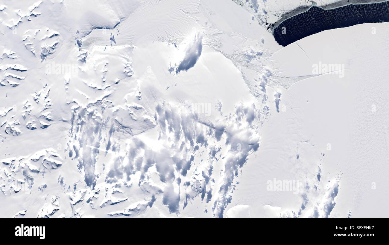 Motifs de glace de mer dans la mer de Weddell près de l’épaisse banquise de Ronne, Antarctique, image satellite Landsat 8 (NASA). Banque D'Images