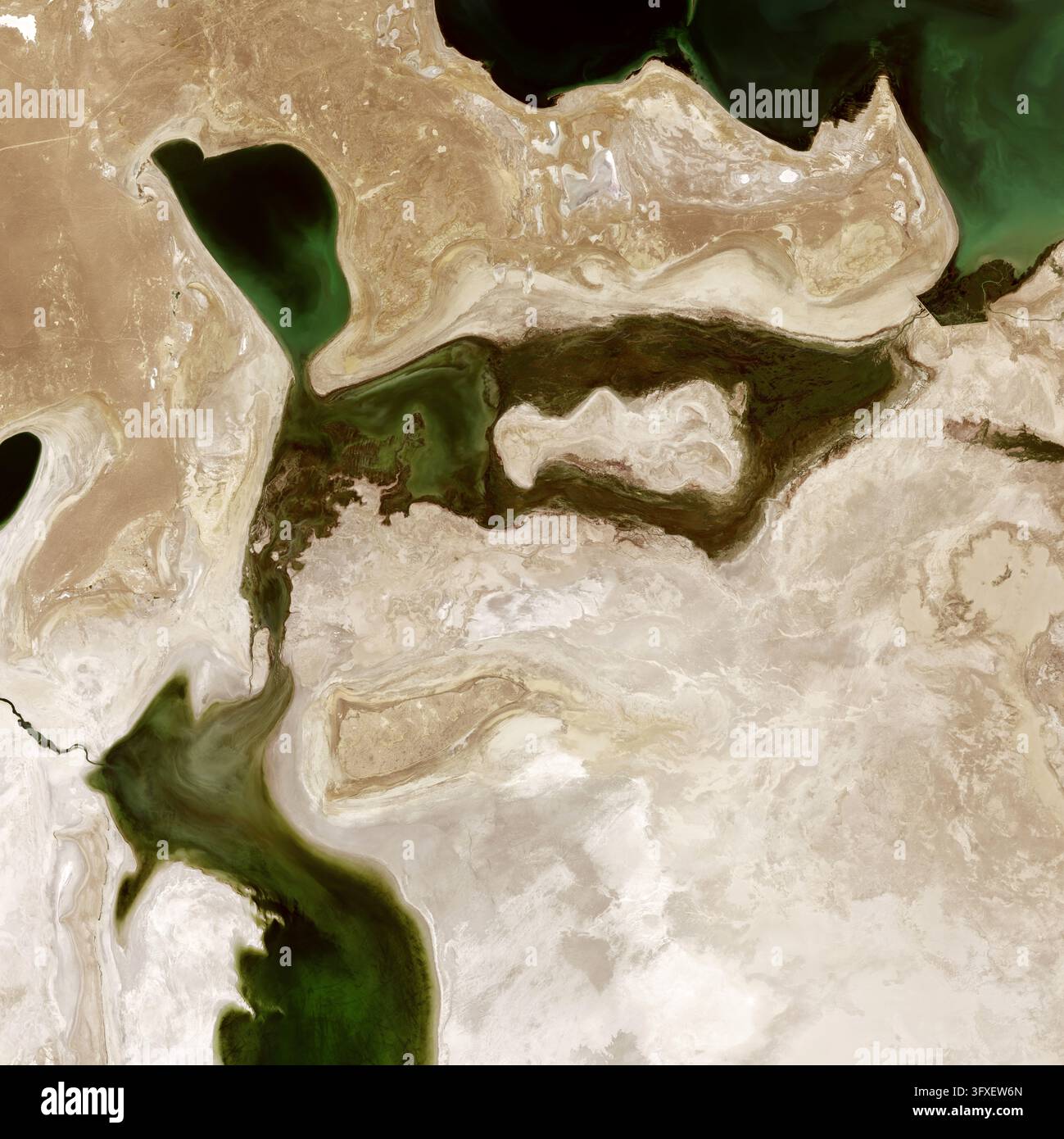 Eau s'écoulant de la mer d'Aral nord vers la mer d'Aral sud, Asie centrale, image satellite Landsat 8 (NASA). Banque D'Images