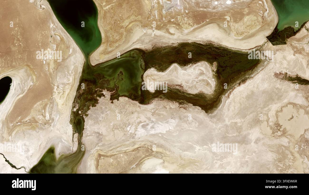 Eau s'écoulant de la mer d'Aral nord vers la mer d'Aral sud, Asie centrale, image satellite Landsat 8 (NASA). Banque D'Images