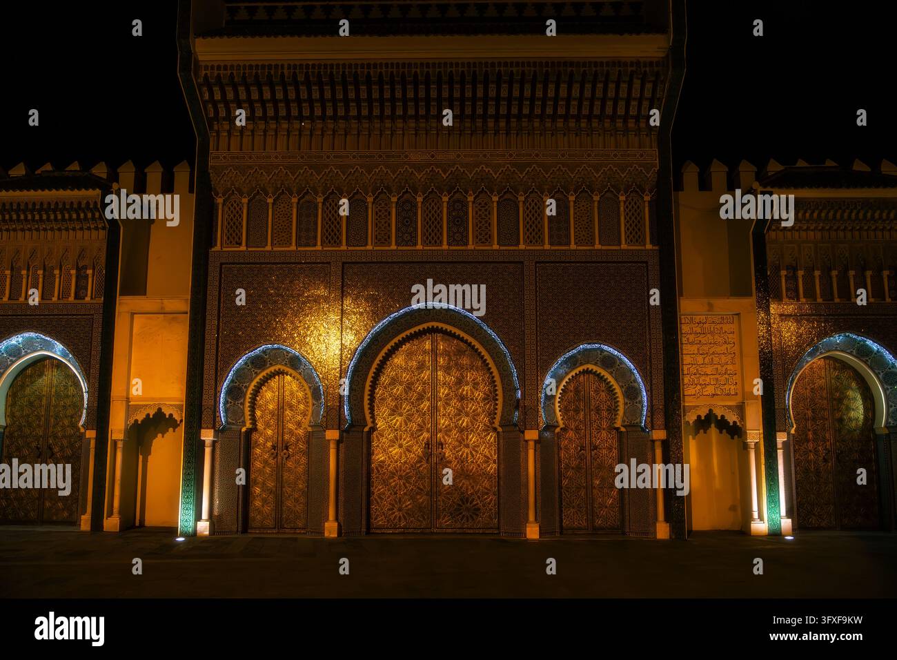 Meknès, Maroc – 27 mars 2024 : Une vue frontale de certaines des sept portes en bronze qui ornent les murs de la ville de Fès, au Maroc, par une nuit de printemps. Banque D'Images