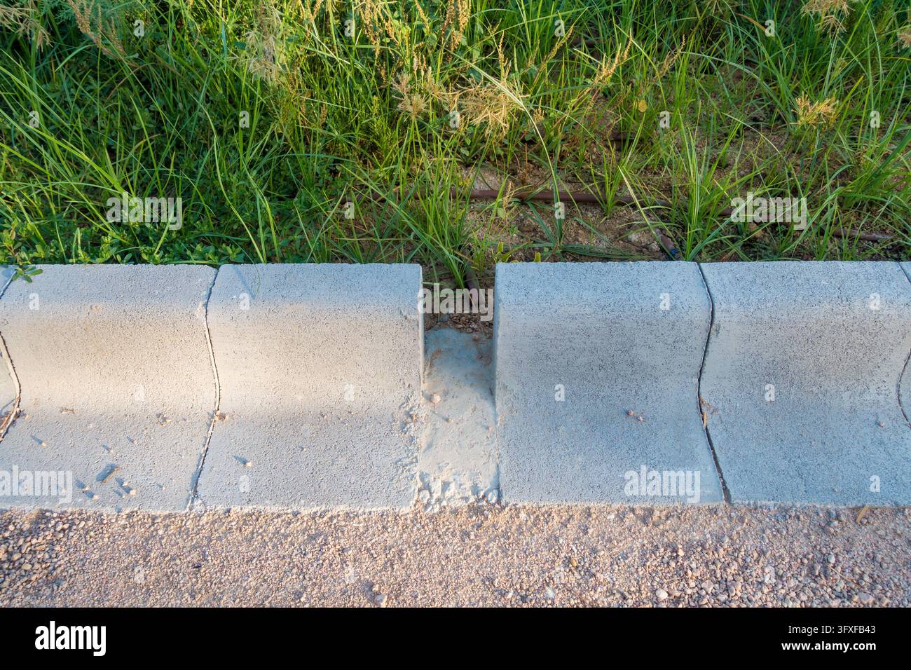 Canal de collecte d'eau de pluie en béton pour une gestion durable Banque D'Images