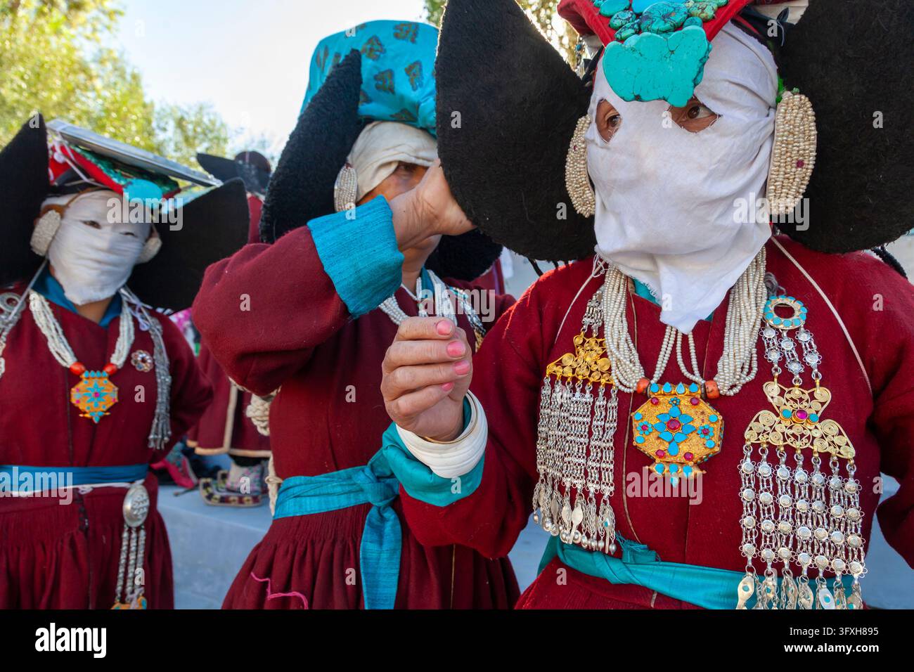 Femmes ladakhi portant des masques du visage Perak et blancs avec des bijoux en argent, Ladakh, Leh, Inde Banque D'Images