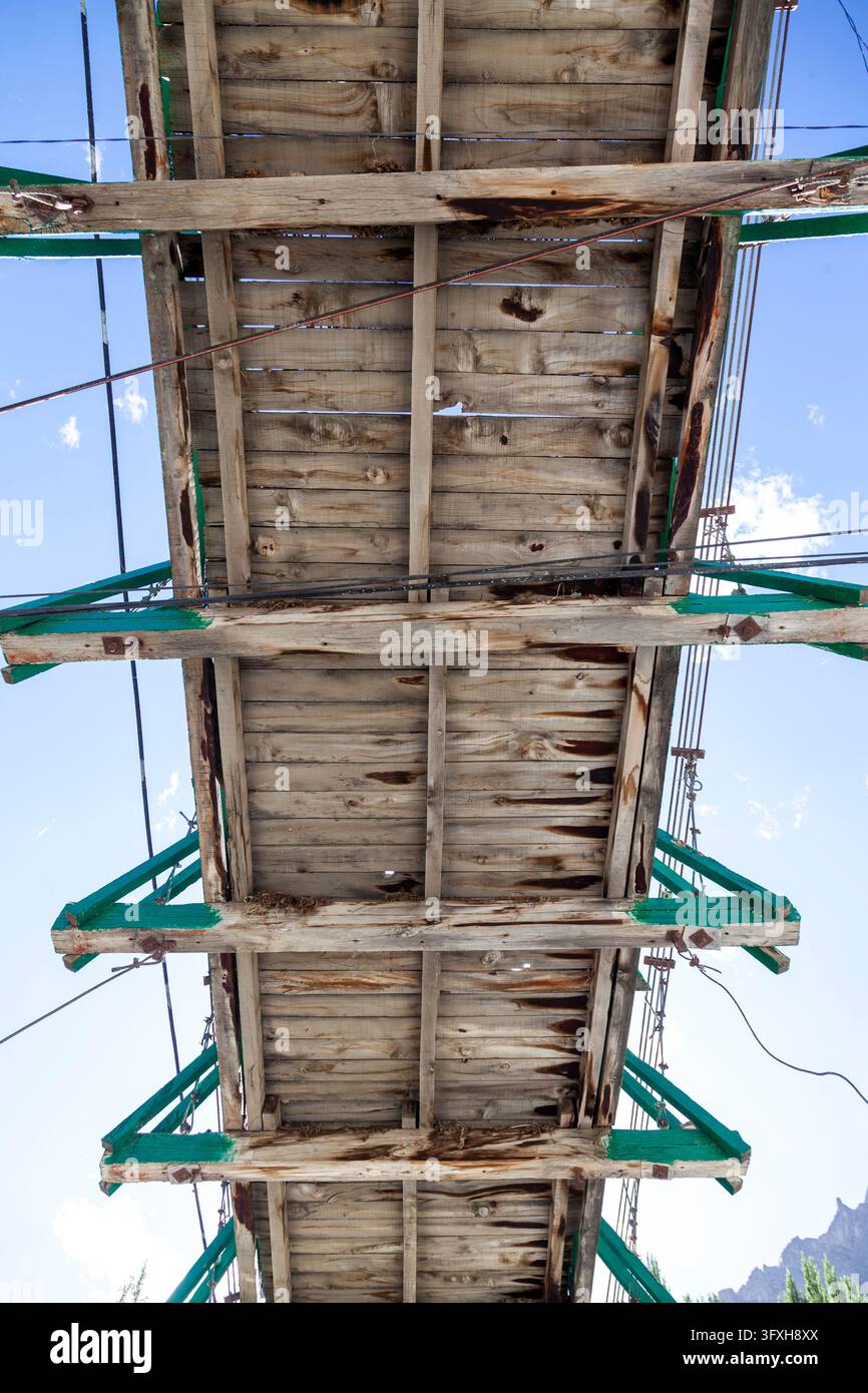 Face inférieure d'un pont suspendu en bois vu d'en bas contre le ciel, Ladakh, Turtuk, Inde Banque D'Images