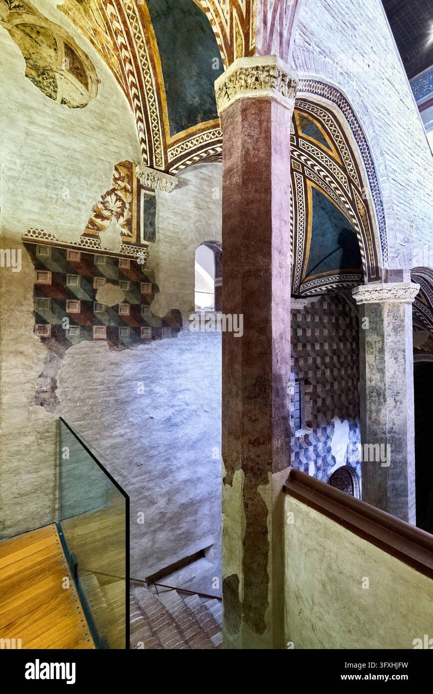 Fresques médiévales, voûtes peintes et une balustrade en verre moderne à l'intérieur du Palazzo Trinci, un musée de palais historique à Foligno, Ombrie, Italie. Banque D'Images