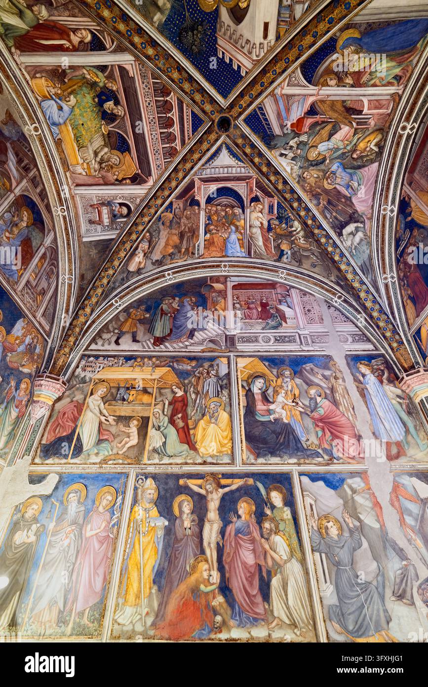Vue en contre-plongé du plafond et des murs à voûte croisée ornés de fresques de la Nativité, de l'Adoration des Mages et de la Crucifixion, Foligno, Ombrie, Italie. Banque D'Images