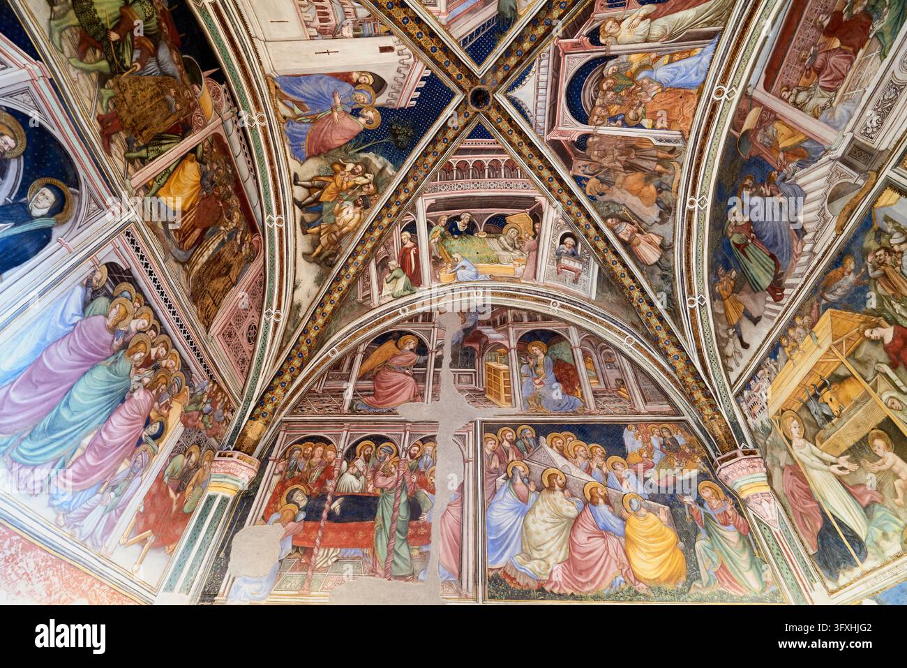 Les fresques gothiques de la Vie de la Vierge recouvrent la voûte nervurée de la chapelle du Palazzo Trinci, un palais historique à Foligno, en Ombrie. Banque D'Images