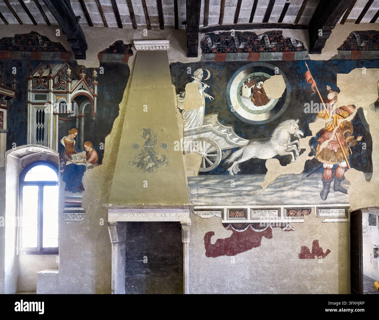 Fresques gothiques du char de la Lune et une scène de lecture à côté d'une cheminée datée dans une pièce du Palazzo Trinci, Foligno, Ombrie. Banque D'Images