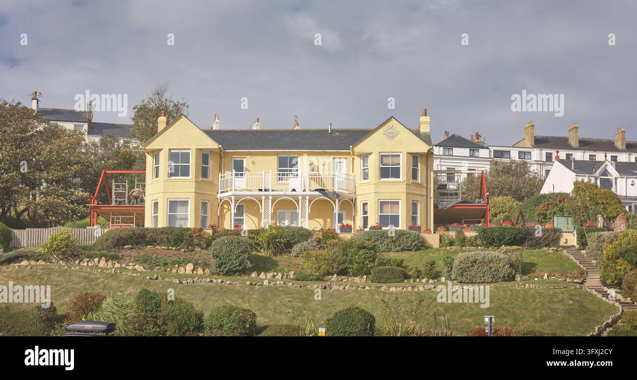 Maison sur le flanc de la falaise à Filey, Yorkshire, Angleterre. Banque D'Images
