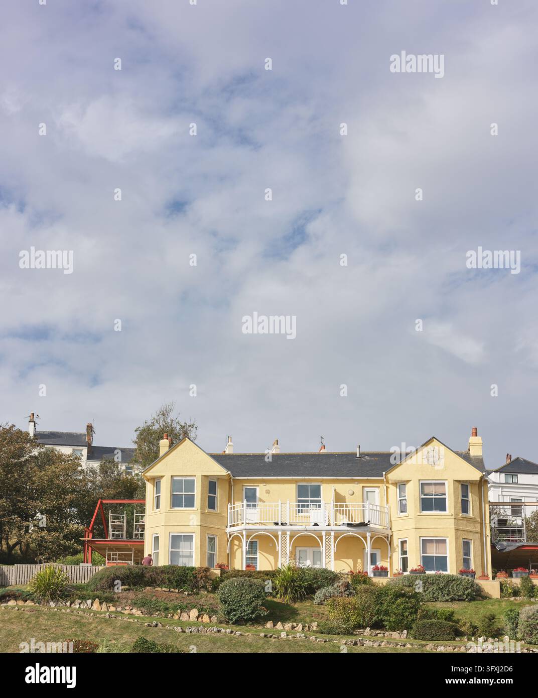 Maison sur le flanc de la falaise à Filey, Yorkshire, Angleterre. Banque D'Images