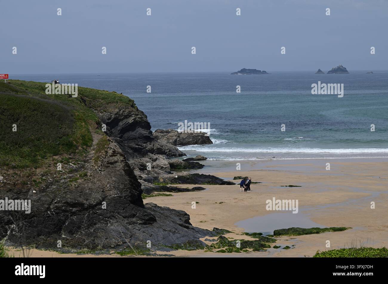 Plage et rochers de Constantine Bay avec les îles Quies au large, Cornouailles, Royaume-Uni, 26 avril 2026 Banque D'Images