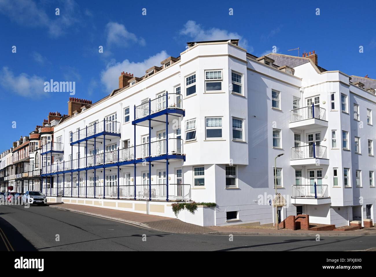 Bâtiments blancs éclatants en bord de mer sur The Esplanade, Sidmouth, Devon, Angleterre, Royaume-Uni Banque D'Images