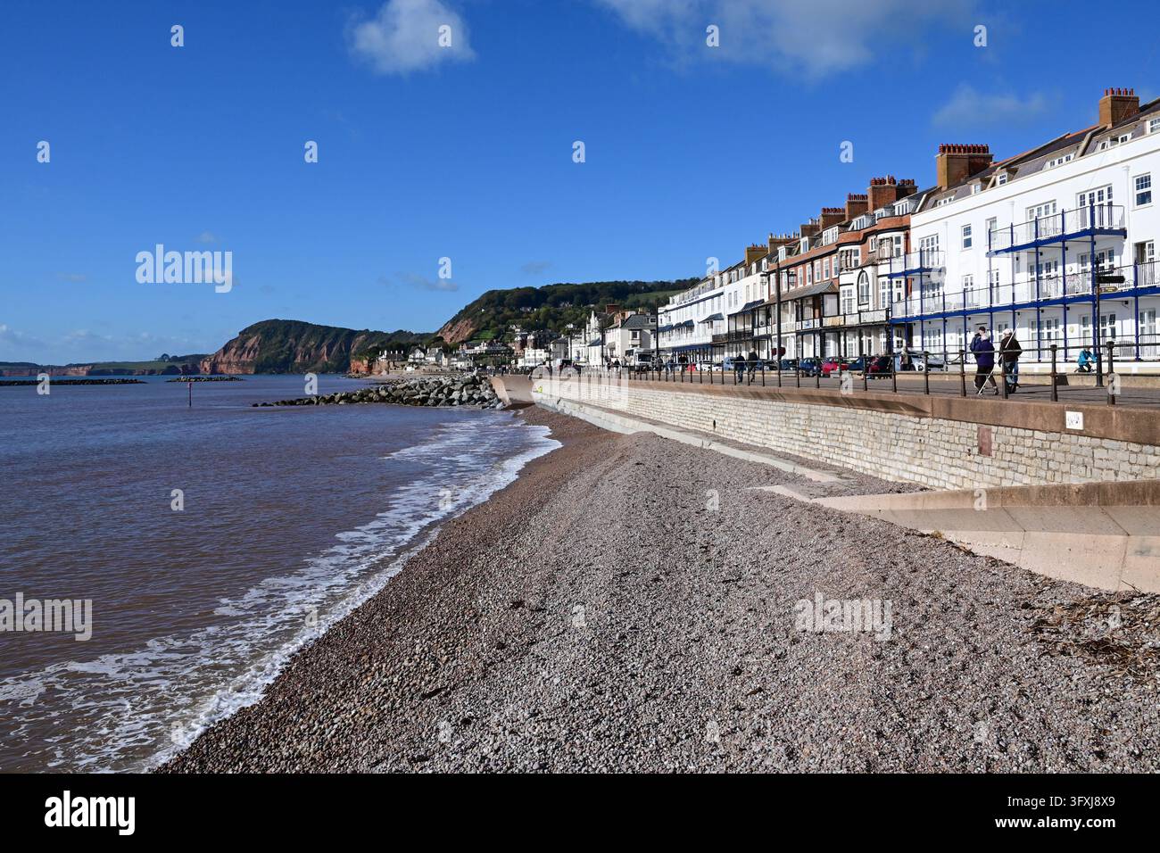 Plage de shingles et bâtiments du front de mer, Sidmouth, Devon, Angleterre, Royaume-Uni Banque D'Images