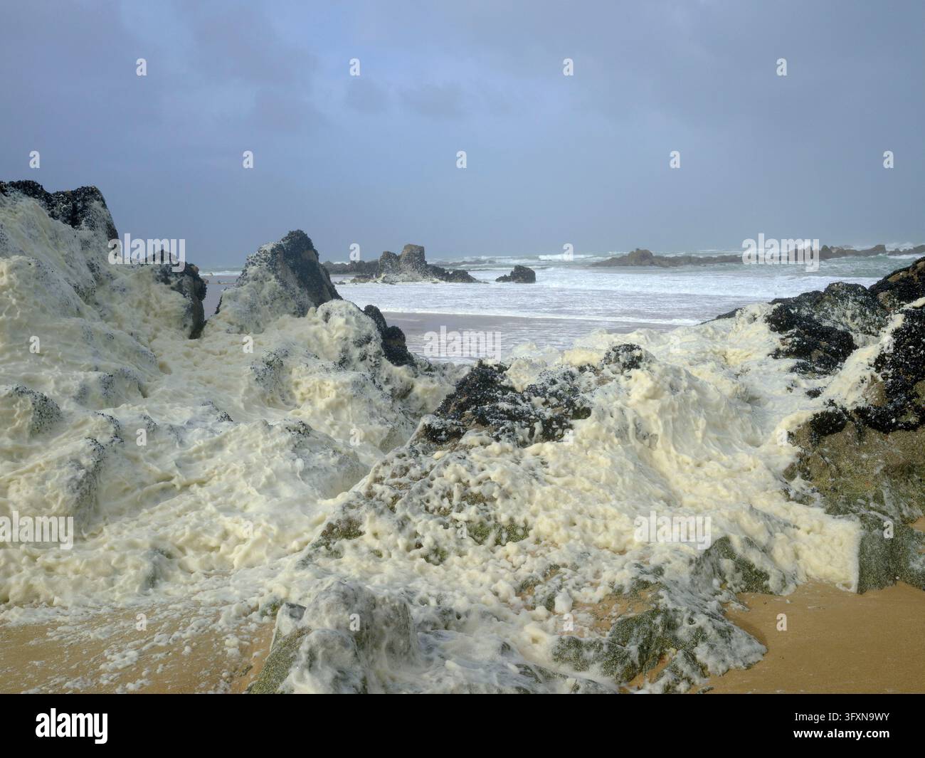 Pleneuf Val Andre, France. 23 oct., 2026. La tempête Austin frappe la Bretagne, France, avec des rafales de vent dépassant 150 km/h le 23 octobre 2026. Photo par ABACAPRESS.COM Crédit : Abaca Press/Alamy Live News Banque D'Images