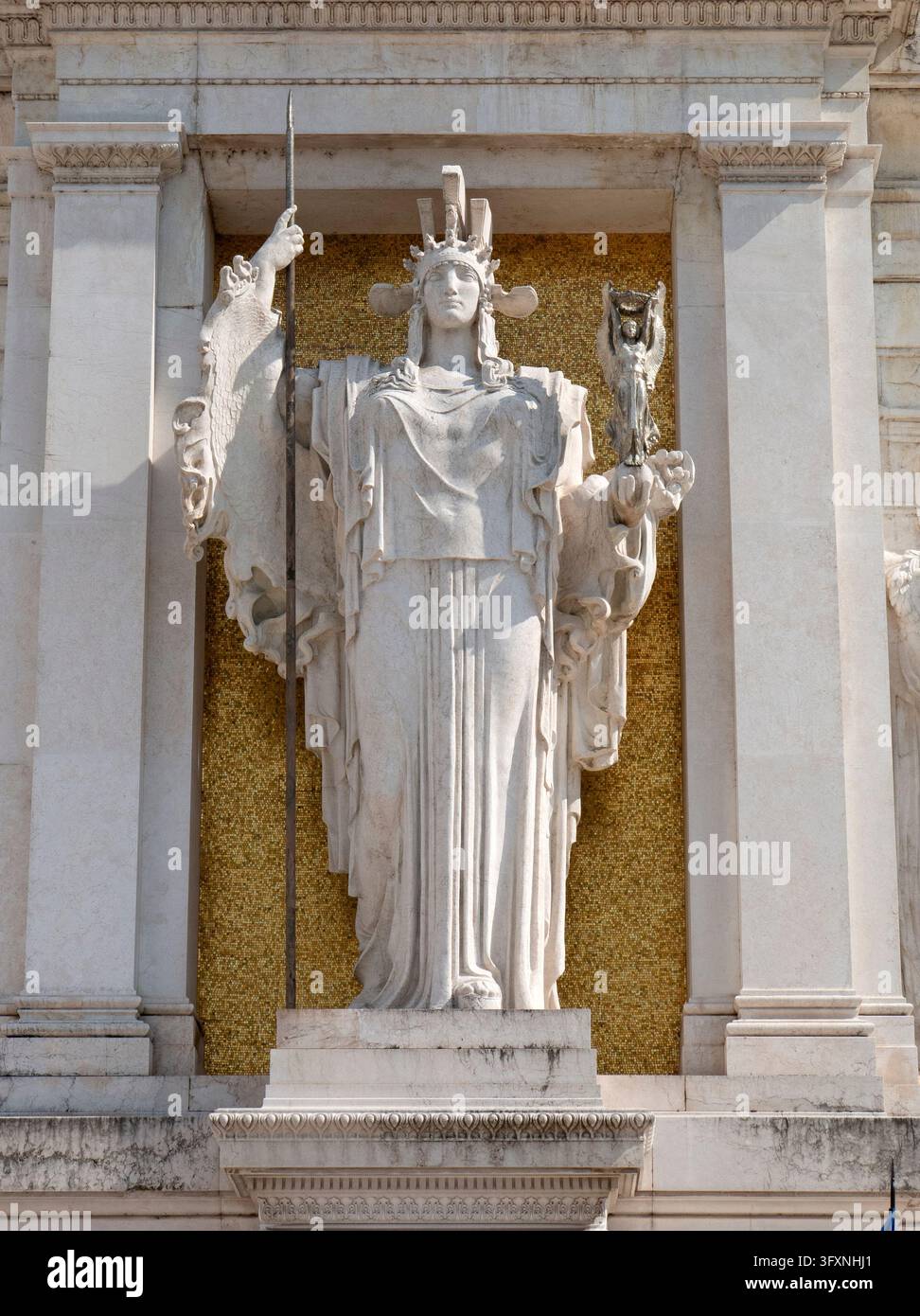 Statue de Dea Roma en marbre de Botticino (par Angelo Zanelli) avec fond en mosaïque dorée, Altare della Patria, Vittoriano, Rome, Italie Banque D'Images