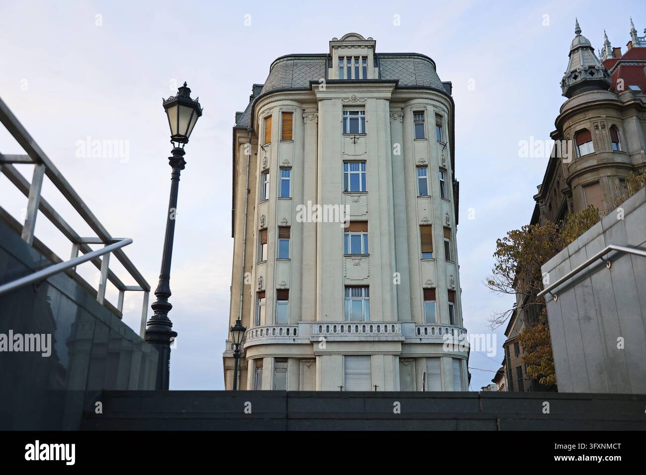 Vue architecturale d'un immeuble résidentiel historique depuis la station de métro M4 sur la place Fővám à Budapest, Hongrie Banque D'Images